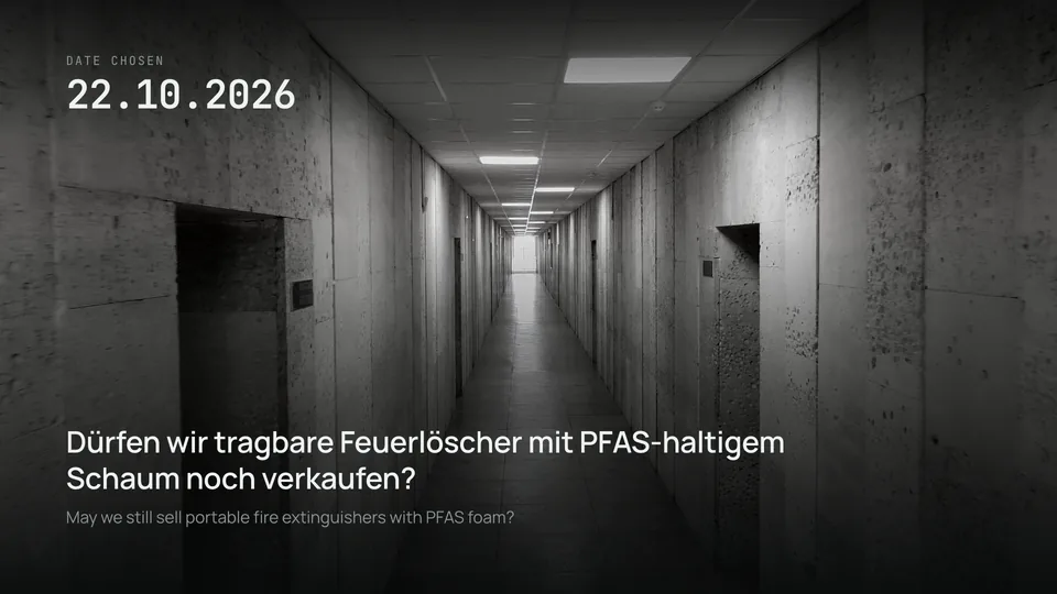 Wybrana data, 22.10.2026, i pytanie po niemiecku na tle betonowego korytarza: czy wolno nam jeszcze sprzedawać gaśnice przenośne z pianą zawierającą PFAS?